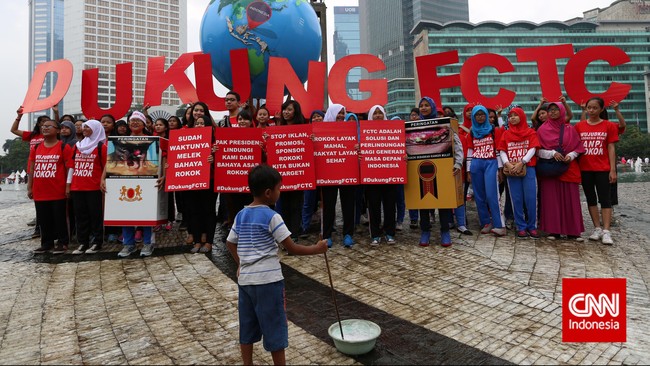 Ratifikasi Framework on Tobacco Control (FCTC) disebut jalan tengah untuk pengendalian tembakau di Indonesia dan tidak mematikan industri rokok nasional.