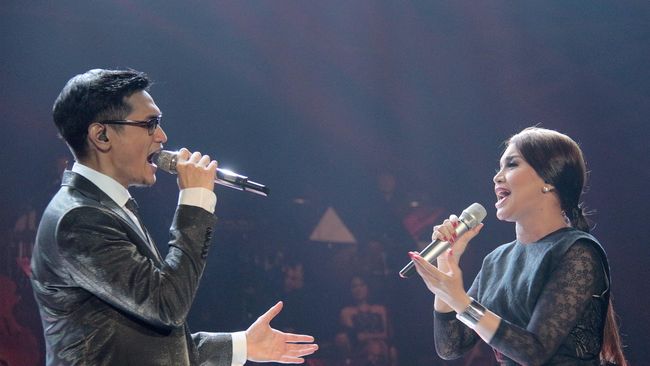 Para penggemar berdatangan dari berbagai kota demi bermalam Minggu bersama Afgansyah Reza di konsernya di Bandung.