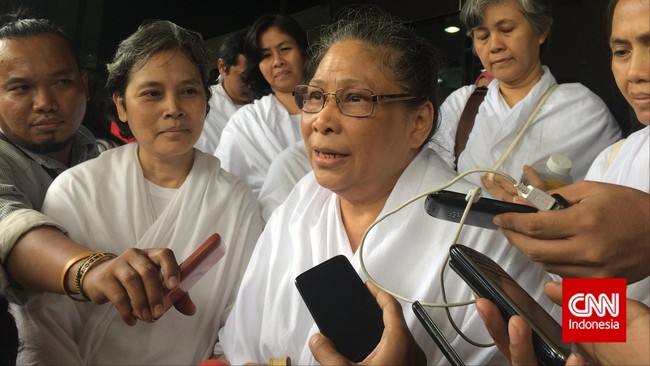 Lia Eden menilai hanya Tuhan yang bisa menyelesaikan masalah KPK. Bahkan Presiden pun menurut Lia tak bisa menyelesaikannya.