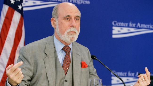 Vint Cerf yang dikenal sebagai salah satu "Bapak pendiri Internet, menyarankan agar pengguna internet menyimpan dokumen fisik di tengah tren Internet.
