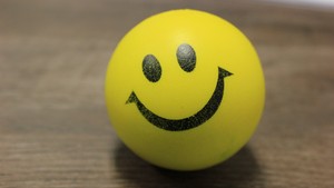 Bagaimana Cara Membedakan Senyum Tulus dan Palsu?