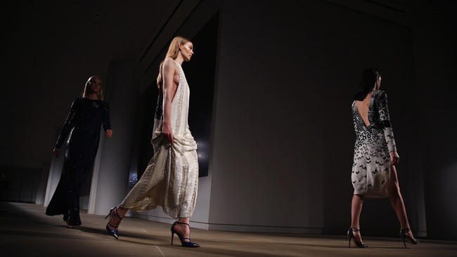 Gaya Sporty Glamor ala Pegunungan dari Prabal Gurung