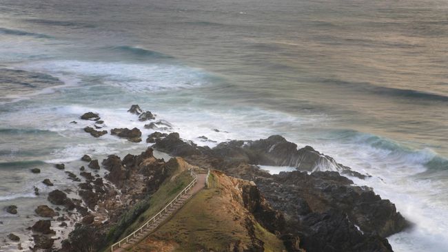 Rencana pernikahan mereka mulai terkuak setelah pasangan penyanyi dan aktor ini berada di Byron Bay, Australia, kampung halaman Hemsworth.
