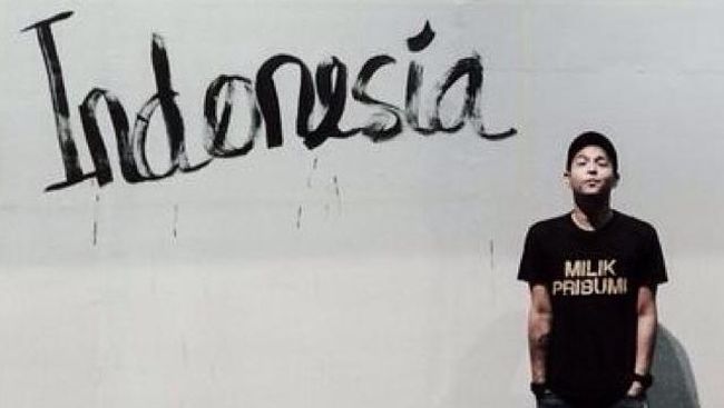 Semasa sekolah, Ernest Prakasa sering jadi bahan ejekan karena ia etnis Tionghoa. Kini, Ernest menjadikan itu sebagai bahan utama lawakan-lawakannya.
