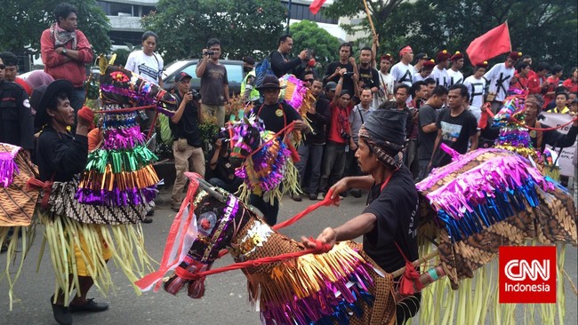 Ratusan massa berbagai elemen mulai mahasiswa, aktivis, ibu rumah tangga dan advokat datangi KPK untuk berikan dukungan lanjutan penindakan Komjen Budi Gunawan
