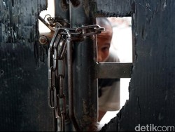 Satpol PP Newbie Dibohongi ODGJ Berbaju Adat Jawa Ngaku Petugas Kebersihan