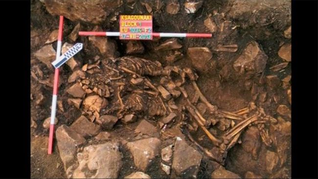 Arkeolog dari Yunani Selatan menemukan makam lelaki dan perempuan yang terkubur dalam kondisi berangkulan dan berpelukan erat.