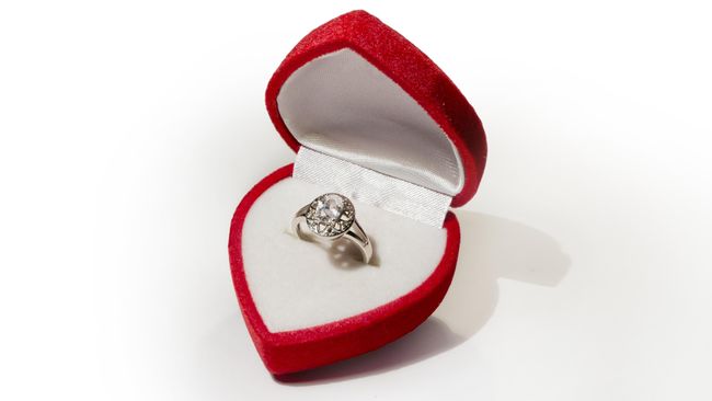 Ada beberapa hal yang perlu Anda ketahui saat membeli cincin pertunangan, terutama jelang Valentine Day.