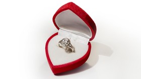 Tips Memilih Cincin Tunangan yang Cocok untuk Pasangan