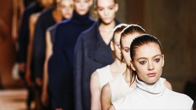 Gaun-gaun Sensual Victoria Beckham di New York Fashion Week