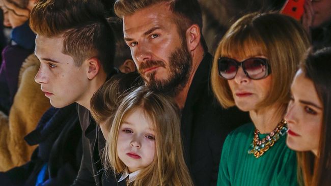 David Beckham berang lantaran gaya pengasuhannya dikritik. Kritikannya disebabkan karena dia masih membiarkan Harper mengedot.