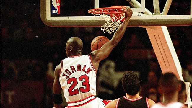 Perjalanan hidup pebasket ternama, Michael Jordan ternyata penuh liku dan tak lepas dari keunikan yang membuat namanya juga semakin besar di pentas dunia.