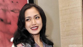 Jessica Iskandar Nikmati Momen Mendongeng untuk Baby El