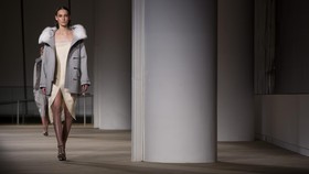 Gaya Sporty Glamor ala Pegunungan dari Prabal Gurung