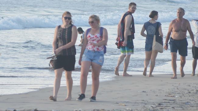 Mantan Wamenlu Dino Patti Djalal mengeluhkan sampah di Pantai Legian, Bali, yang dinilainya buruk bagi wisata.