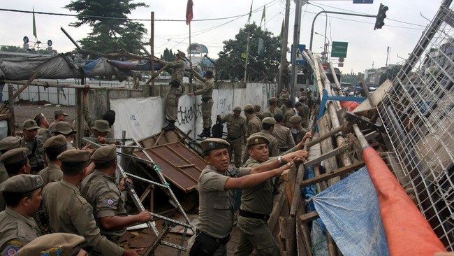 Ahok merasa tenaga aparat TNI dan Polri dapat lebih bermanfaat dijadikan pengawas para PPHL yang bertugas sebagai Satuan Polisi Pamong Praja di Jakarta.
