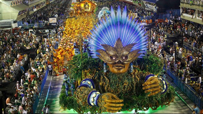 Penari Seksi dan Kostum Bulu di Karnaval Sambadrome Brasil