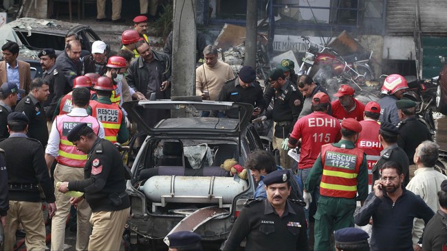 Sejumlah serangan bom terjadi di berbagai daerah di Afghanistan dan Pakistan pada Selasa (17/2), menewaskan setidaknya 28 orang.