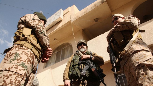 Warga Barat yang melihat kesewenangan ISIS di Irak dan Suriah bergabung dengan milisi Kristen untuk memerangi kelompok militan itu.