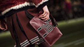 China Masukkan Calvin Klein-Tommy Hilfiger ke Daftar Hitam