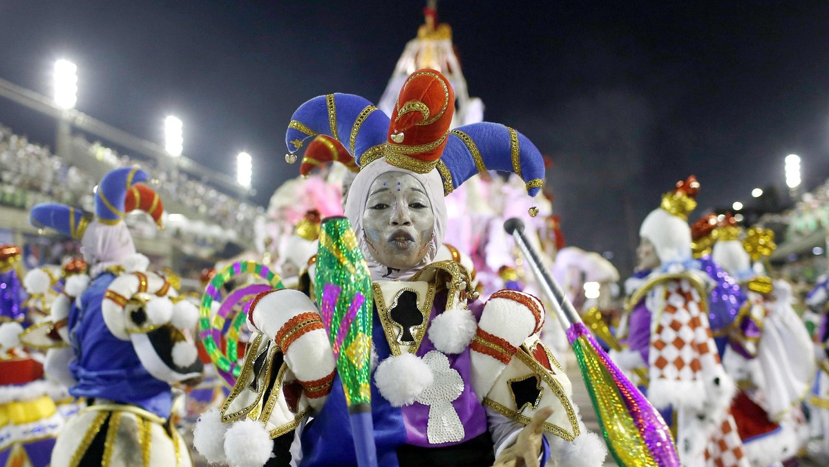 Penari Seksi dan Kostum Bulu di Karnaval Sambadrome Brasil