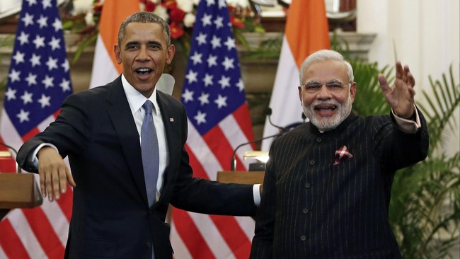 Perdana Menteri India, Narendra Modi, akan melelang jasnya yang kontroversial karena bersulam emas dan bertuliskan nama panjangnya.