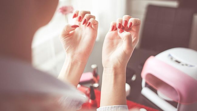 Obat Rumahan dapat Atasi Kuku yang Bermasalah Kuku yang berubah warna entah itu menjadi kuning, putih, atau hijau karena infeksi atau masalah hormonal dapat diatasi dengan menggunakan obat rumahan.