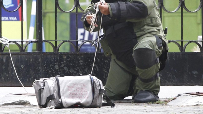 Atas benda mencurigakan yang dipastikan bom palsu di Pasar Sampang, polisi tengah memburu pelaku penyimpannya dan menyatakan itu sebagai bagian dari teror.