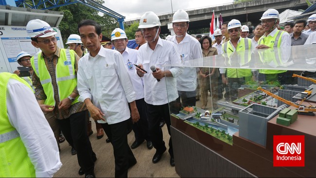 Setelah mengumumkan sikap pemerintah terkait kisruh KPK-Polri di Istana Merdeka, Jokowi ke Jatinegara. Bersama Gubernur Ahok, ia lantas keliling Jakarta.