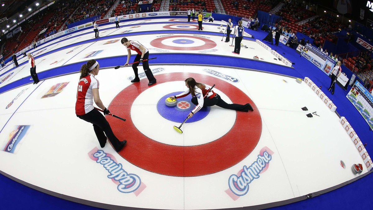 Ekspresi Atlet Dalam Kejuaraan Curling di Kanada