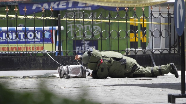 Polisi menghancurkan tas tersebut karena tidak mengetahui isinya. Setelah dihancurkan, diketahui berisi gunting kuku, tusuk gigi, paspor WN Belanda.