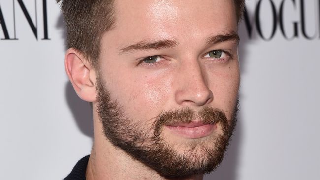 Patrick Schwarzenegger kejar-kejaran mobil dengan orang tak dikenal. Ketika mendadak berhenti dan memutar balik, bagian kiri mobil Patrick dihantam mobil lain.
