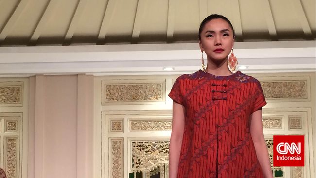 Kombinasi Unik Busana Peranakan dan Batik Cheongsam seperti menjadi perlambang identitas Tionghoa secara global. Bagaimana jika busana itu dikombinasikan dengan batik, agar mencitrakan Indonesia?