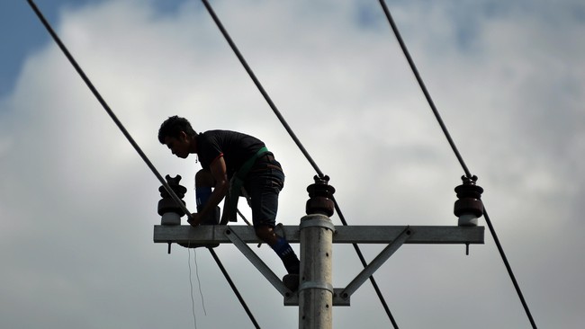 PLN mengaku telah mengantisipasi apabila terjadi letusan Gunung Agung yang lebih besar, sesuai SOP perseroan. Salah satunya, genset di 13 titik yang terdampak.