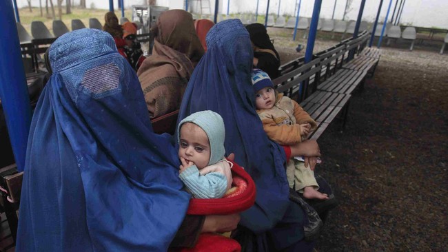 Sebanyak 124 gadis dilarikan ke rumah sakit di Provinsi Herat setelah diduga menghirup udara beracun di sekolah mereka di barat Afghanistan pada Senin (31/8).
