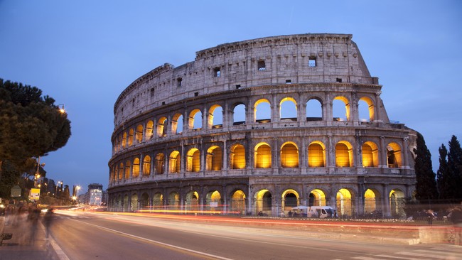Dua turis perempuan asal Amerika Serikat ditahan lantaran mengukir inisial nama mereka di Koloseum, Italia.
