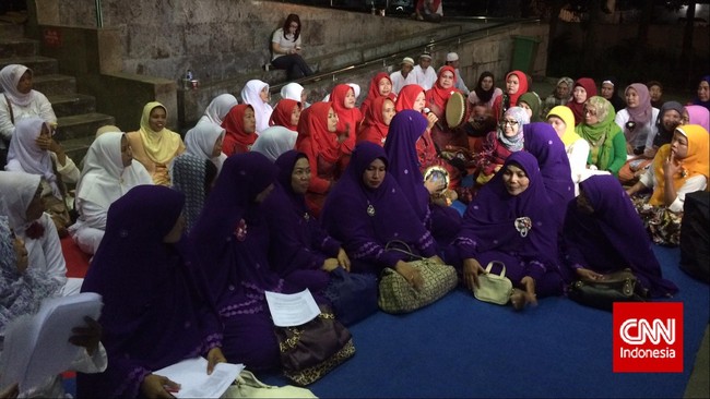 "Malam ini ibu-ibu berkumpul melantunkan ayat-ayat suci Al Quran, saya yakin bukan ratusan, tapi jutaan malaikat bersama kita di sini," ujar Bambang.