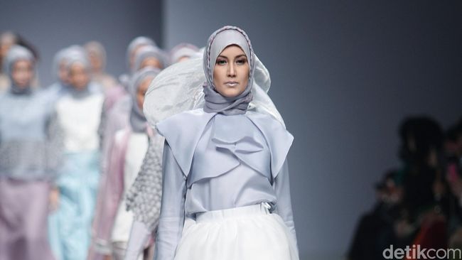 Busana Muslim kini memang diidentikkan dengan modest wear alias busana yang sopan.