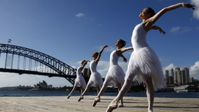 Liukan Pebalet Australia di Sydney Harbour