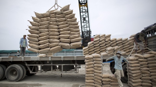 Tim Gabungan NTB menemukan kelangkaan semen disebabkan hambatan distribusi dan ada pemeliharaan mesin pabrik produksi di Tanjung, Kalimantan Selatan.