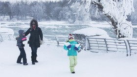 Kala Air Terjun Niagara Membeku