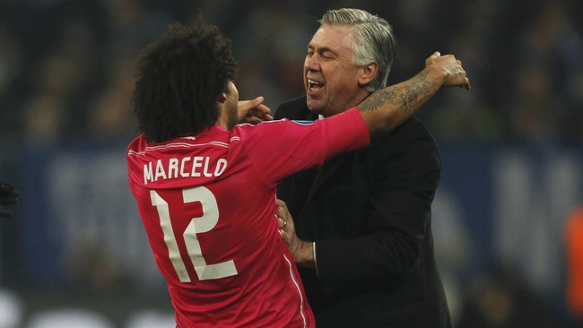 Pelatih Real Madrid, Carlo Ancelotti, masuk ke lapangan usai Marcelo membobol gawang Schalke 04 pada pertandingan leg pertama babak 16 besar.