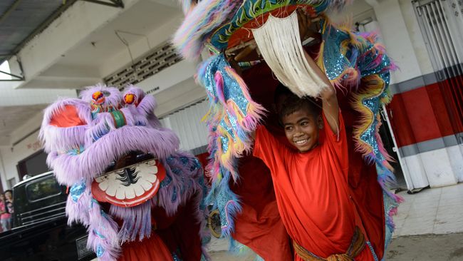 Sejak abad ke-13, bangsa China telah menjejakkan kakinya di Timor, pulau penghasil cendana terbaik di dunia.