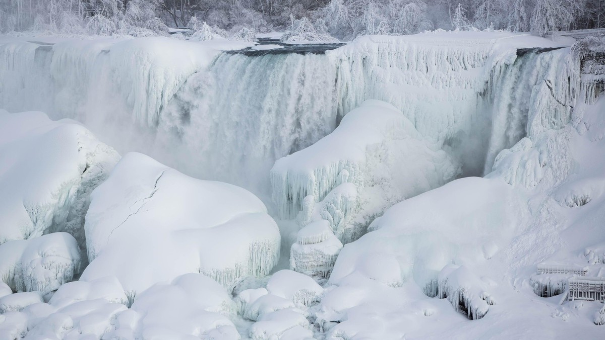 Kala Air Terjun Niagara Membeku