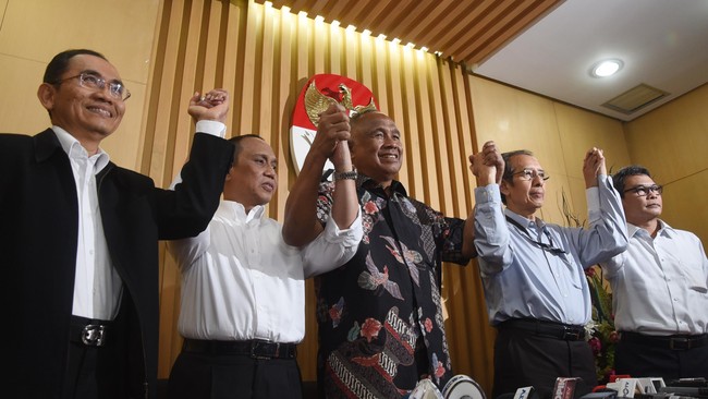 Pelaksana tugas Ketua KPK Taufiequrachman Ruki mengatakan keputusan itu disepakati jajaran pimpinan setelah berembuk usai pelantikan tiga pimpinan.