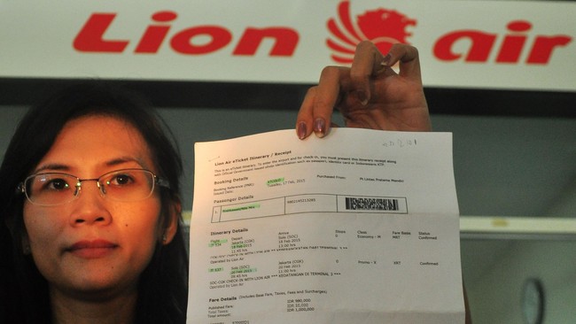 Kementerian Perhubungan memberikan perlakuan beda antara kasus delay Lion Air dengan kecelakaan AirAsia terkait sanksi pembekuan izin terbang.