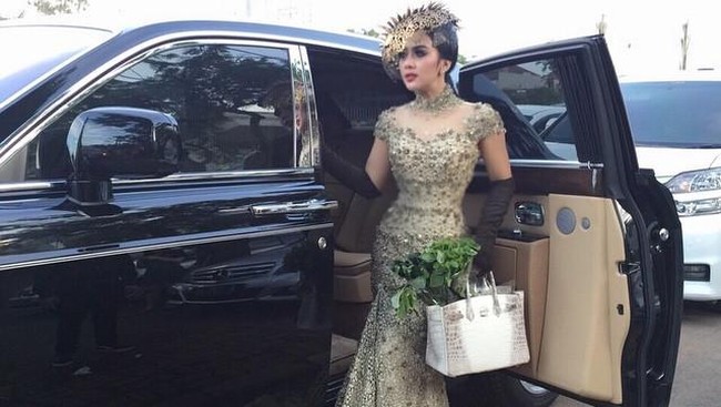 Jaksa mengungkap surat bukti permulaan wajib pajak yang diteken terdakwa Handang Soekarno. Surat itu menyebut Syahrini menunggak pajak sebesar Rp900 juta.