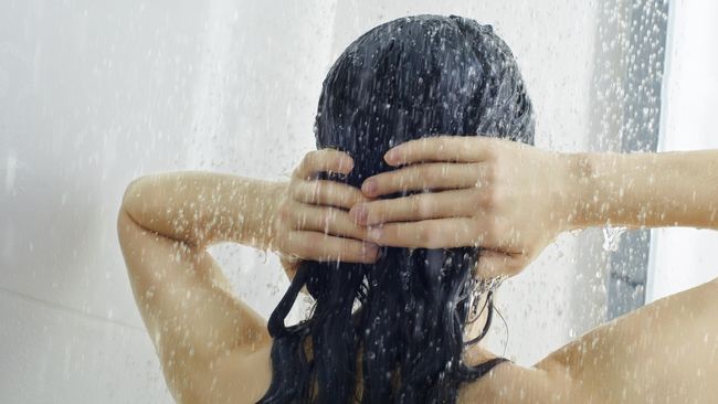Mandi adalah hal utama dalam merawat tubuh. Selain dapat menyegarkan pikiran, mandi juga membawa banyak manfaat kesehatan, terutama untuk kulit.