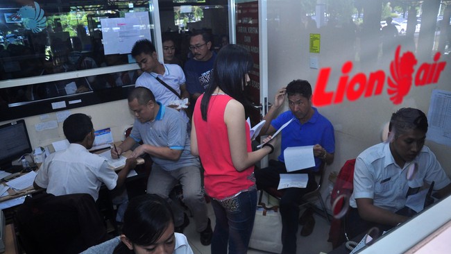 PT Angkasa Pura membuka konter penukaran tiket di lantai dua Terminal 3 Bandara Soekarno Hatta. Penumpang secara tertib menguangkan kembali tiket mereka.