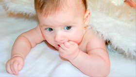 Di Balik Ritual Memandikan Bayi Para Orang Tua Indonesia